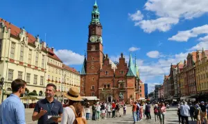 Spacer opowiada o historii placu Wolności we Wrocławiu, podziwiając zabytkową architekturę i gwarne życie miasta.