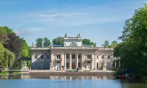 Pałac na Wodzie w Łazienkach Królewskich, piękny widok z jeziora. Międzylesie Warszawa zachwyca architekturą.