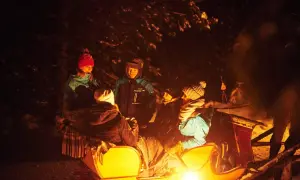 Zakopane kulig z ogniskiem: grupa przyjaciół w saniach, rozgrzewa się przy ognisku. Cena tej zimowej atrakcji jest przystępna.