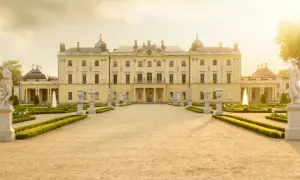 Pałac Branickich w Białymstoku, perła barokowej architektury, otoczony pięknymi ogrodami. To serce białostockiego starego miasta.