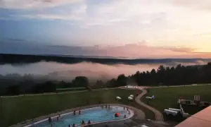 Relaks w basenie w Arłamowie o zachodzie słońca. Sprawdź cennik i zanurz się w pięknie natury.