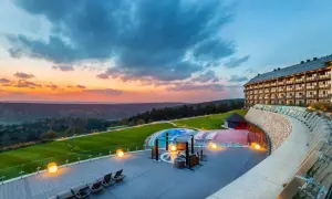 Zachód słońca nad Arłamowem. Luksusowy hotel z basenem i jacuzzi, otoczony zielonymi wzgórzami. Arłamów atrakcje zachwycają o każdej porze dnia.