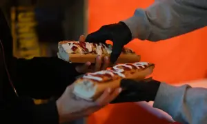 Pyszne hot-dogi z sosem i posypką na nocnym targu w Warszawie.
