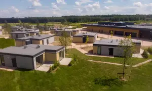 Nowoczesne domki w otoczeniu zieleni. Idealne miejsce na rodzinny wypoczynek, sprawdź Suntago cennik rodzinny!