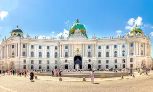 Wiedeński pałac Sisi, Hofburg, z zieloną kopułą i tłumem turystów na placu.
