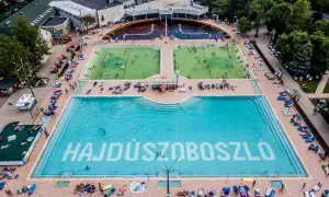 Hajdúszoboszló baseny cennik: aerial view of a large complex with multiple pools, including a vast blue pool with "HAJDÚSZOBOSZLÓ" written on the bottom.