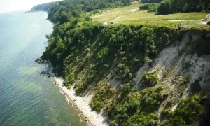 Klif w Mechelinkach oferuje wspaniałe widoki i liczne atrakcje. Spacerując brzegiem morza, można podziwiać zieleń i skaliste wybrzeże.