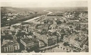 Panorama Przemyśla z lotu ptaka. Widać rzekę, mosty i gęstą zabudowę miejską. Warto przemyśl zasanie, patrząc na ten widok.