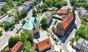 Słupsk atrakcje na weekend: zamek Książąt Pomorskich i kościół Mariacki z lotu ptaka.