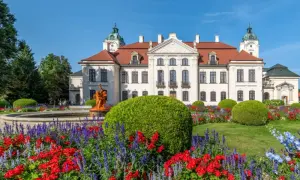 Pałac w Kozłówce z kwitnącym ogrodem. Wspaniałe kozłówka atrakcje zachwycają o każdej porze roku.