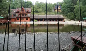 Gdzie na ryby z noclegiem? Odkryj idealne miejsca w Polsce