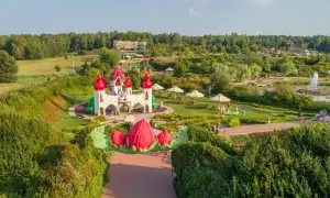 Bajkowy zamek i zielone wzgórza zapraszają do zabawy. Sprawdź magiczne ogrody cennik i zaplanuj niezapomniany dzień!