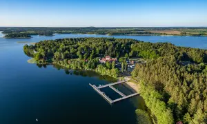 Malownicze kretowiny atrakcje: jezioro, las, molo i zabudowania wypoczynkowe. Idealne miejsce na relaks.