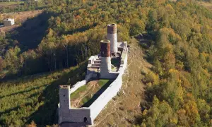 Ruiny zamku w Chęcinach na tle jesiennego lasu. Sprawdź chęciny zamek cennik, by zaplanować wizytę.