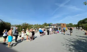 Kolejka ludzi do wejścia na Zakrzówek. W tle budynek z kawiarnią i tablica informacyjna. Sprawdzam zakrzówek cennik.