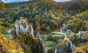Ojcowski Park Narodowy: wapienne skały, jesienne lasy i ukryte doliny. Ciekawostki przyrodnicze i krajobrazowe.