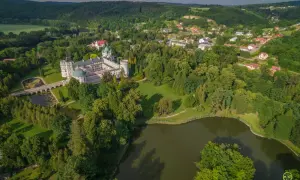 Malowniczy widok na zamek Krasiczyn otoczony zielenią. Idealne miejsce na zwiedzanie i podziwianie architektury.