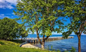 Gdynia atrakcje dla dorosłych: spacer po molo, relaks na plaży i piękne widoki na morze.