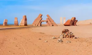 Pustynny krajobraz w Ras Mohammed z monumentalnymi kamiennymi rzeźbami na tle błękitnego nieba.