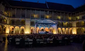 Koncert na dziedzińcu Wawelu. Sprawdź wawel bilety cennik, by nie przegapić takich wydarzeń.