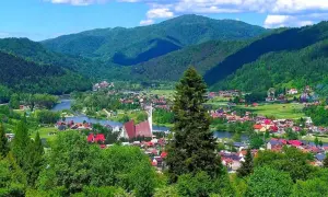 Malowniczy widok na Krościenko nad Dunajcem. Atrakcje turystyczne w otoczeniu zielonych wzgórz i rzeki.