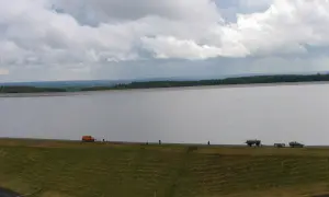 Ogromny zbiornik wodny, zielone wzgórza i kilka pojazdów na tamie. Gniewino atrakcje to nie tylko przyroda, ale i inżynieria.