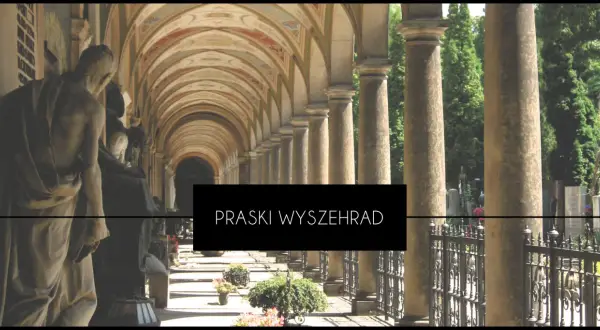 Kamienne rzeźby i kolumnada na cmentarzu Wyszehrad.