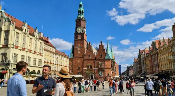 Spacer opowiada o historii placu Wolności we Wrocławiu, podziwiając zabytkową architekturę i gwarne życie miasta.