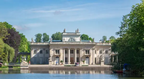 Pałac na Wodzie w Łazienkach Królewskich, piękny widok z jeziora. Międzylesie Warszawa zachwyca architekturą.