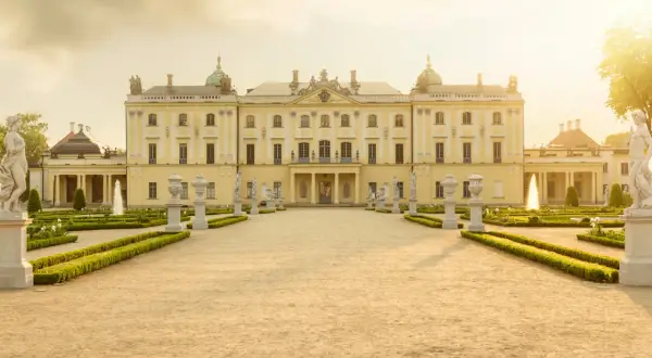 Pałac Branickich w Białymstoku, perła barokowej architektury, otoczony pięknymi ogrodami. To serce białostockiego starego miasta.