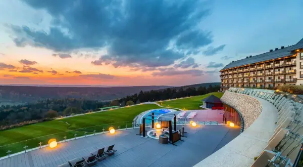 Zachód słońca nad Arłamowem. Luksusowy hotel z basenem i jacuzzi, otoczony zielonymi wzgórzami. Arłamów atrakcje zachwycają o każdej porze dnia.