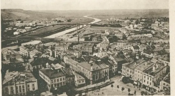 Panorama Przemyśla z lotu ptaka. Widać rzekę, mosty i gęstą zabudowę miejską. Warto przemyśl zasanie, patrząc na ten widok.
