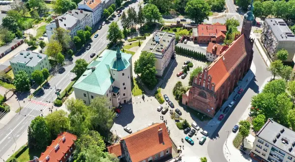Słupsk atrakcje na weekend: zamek Książąt Pomorskich i kościół Mariacki z lotu ptaka.