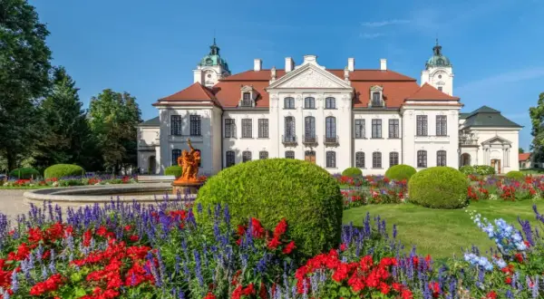 Pałac w Kozłówce z kwitnącym ogrodem. Wspaniałe kozłówka atrakcje zachwycają o każdej porze roku.