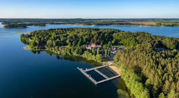 Malownicze kretowiny atrakcje: jezioro, las, molo i zabudowania wypoczynkowe. Idealne miejsce na relaks.