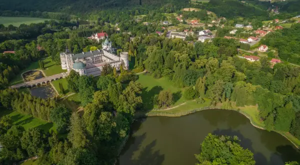 Malowniczy widok na zamek Krasiczyn otoczony zielenią. Idealne miejsce na zwiedzanie i podziwianie architektury.