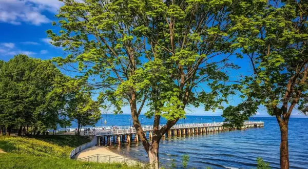 Gdynia atrakcje dla dorosłych: spacer po molo, relaks na plaży i piękne widoki na morze.