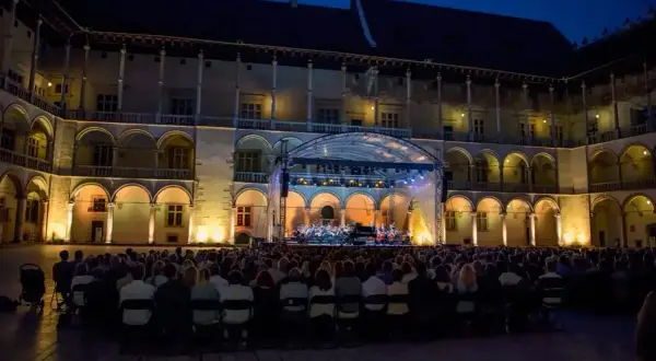 Koncert na dziedzińcu Wawelu. Sprawdź wawel bilety cennik, by nie przegapić takich wydarzeń.