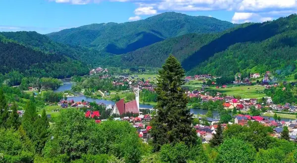 Malowniczy widok na Krościenko nad Dunajcem. Atrakcje turystyczne w otoczeniu zielonych wzgórz i rzeki.