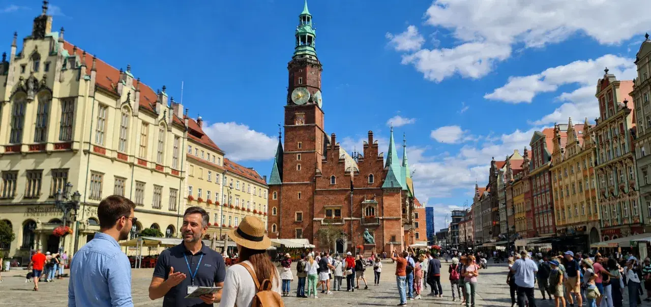 Spacer opowiada o historii placu Wolności we Wrocławiu, podziwiając zabytkową architekturę i gwarne życie miasta.