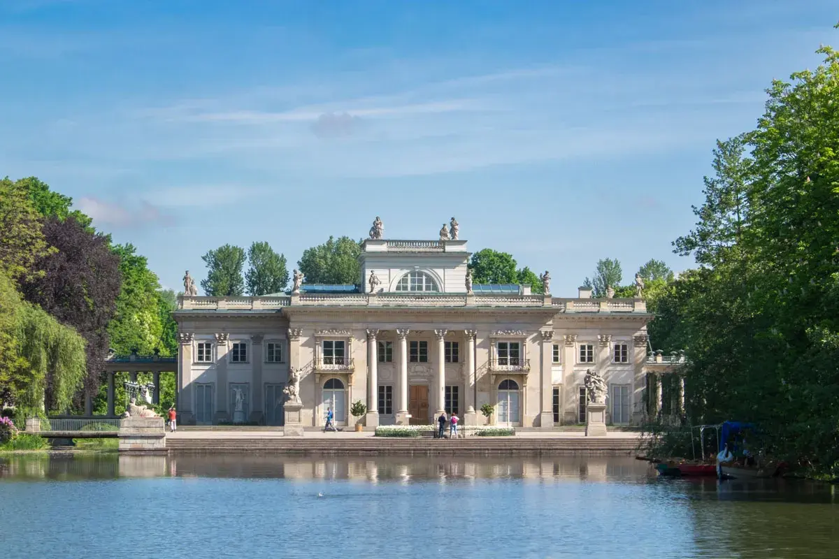 Pałac na Wodzie w Łazienkach Królewskich, piękny widok z jeziora. Międzylesie Warszawa zachwyca architekturą.