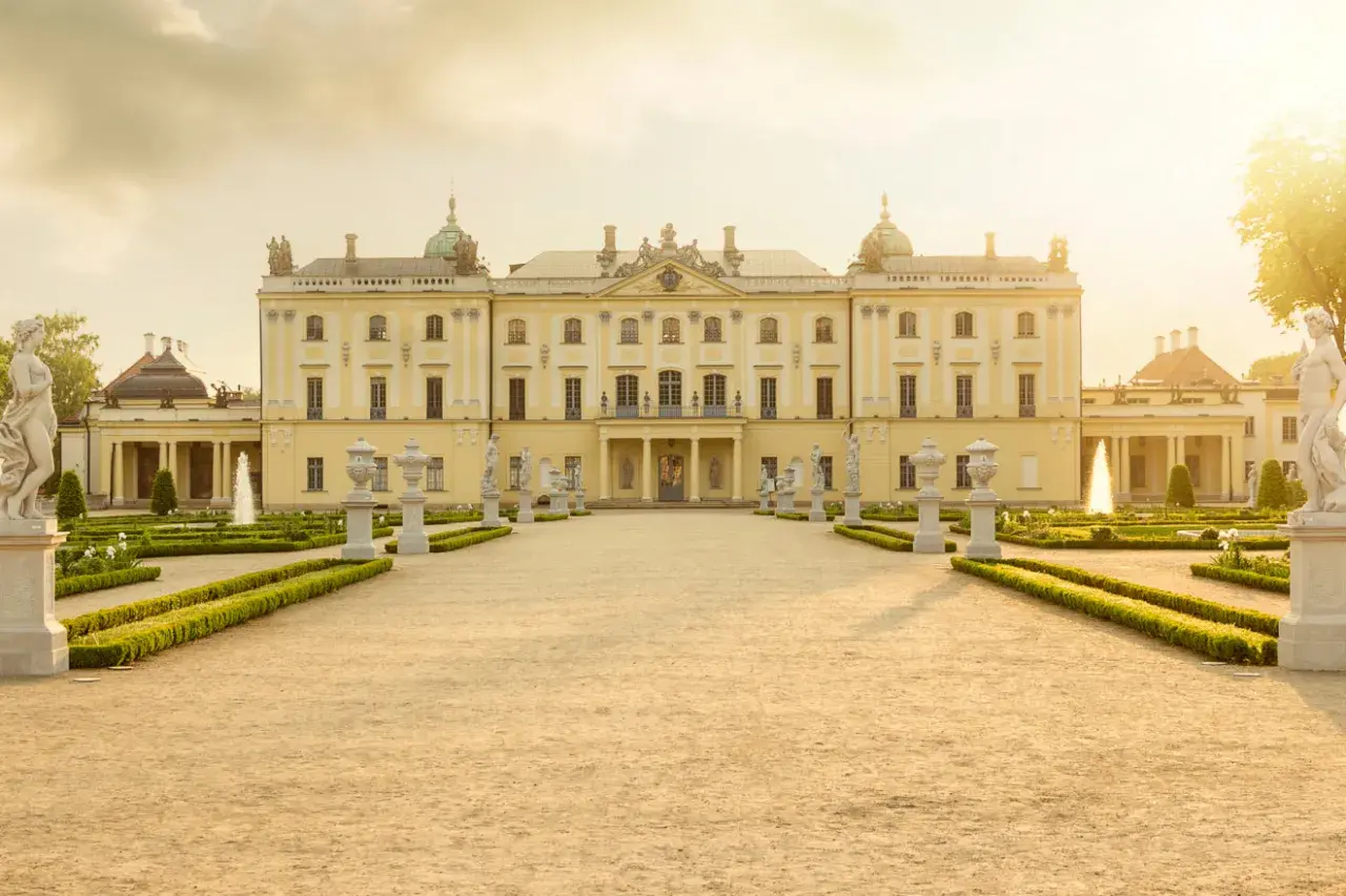 Pałac Branickich w Białymstoku, perła barokowej architektury, otoczony pięknymi ogrodami. To serce białostockiego starego miasta.