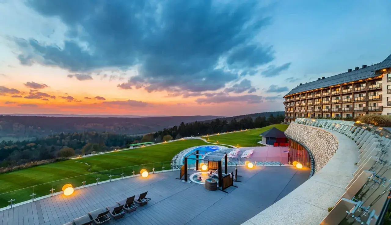 Zachód słońca nad Arłamowem. Luksusowy hotel z basenem i jacuzzi, otoczony zielonymi wzgórzami. Arłamów atrakcje zachwycają o każdej porze dnia.