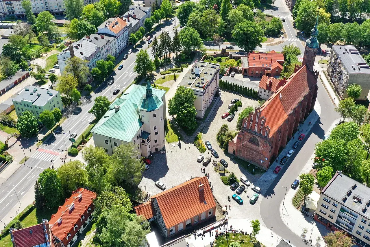 Słupsk atrakcje na weekend: zamek Książąt Pomorskich i kościół Mariacki z lotu ptaka.