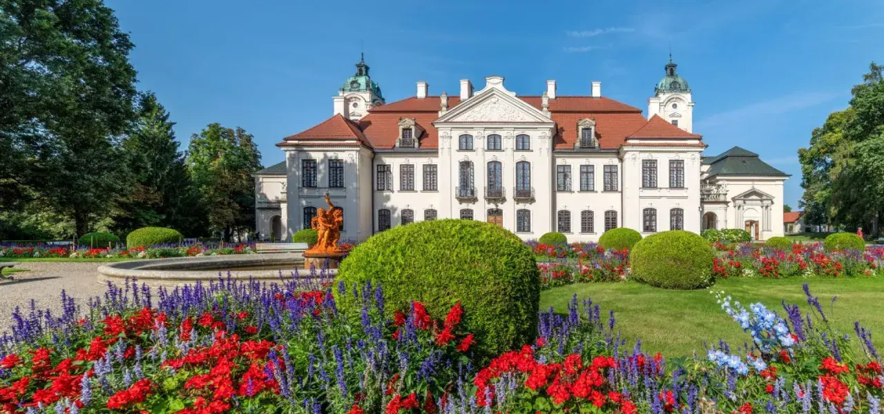 Pałac w Kozłówce z kwitnącym ogrodem. Wspaniałe kozłówka atrakcje zachwycają o każdej porze roku.