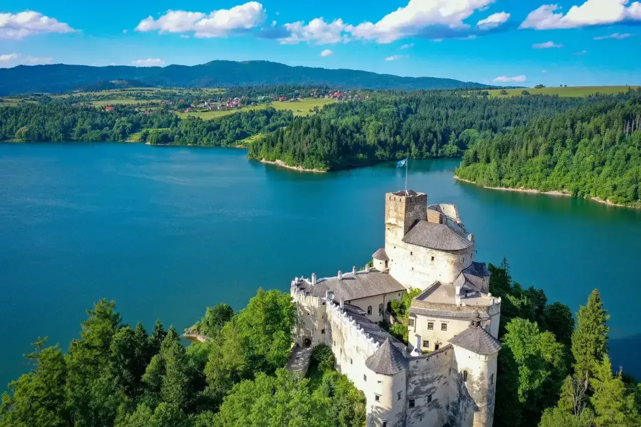 Zamek w Czorsztynie nad jeziorem, idealne miejsce na rodzinne wycieczki. Czekają tu czorsztyn atrakcje dla dzieci i wspaniałe widoki.