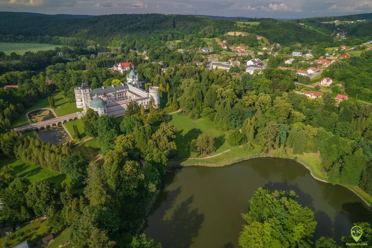 Malowniczy widok na zamek Krasiczyn otoczony zielenią. Idealne miejsce na zwiedzanie i podziwianie architektury.