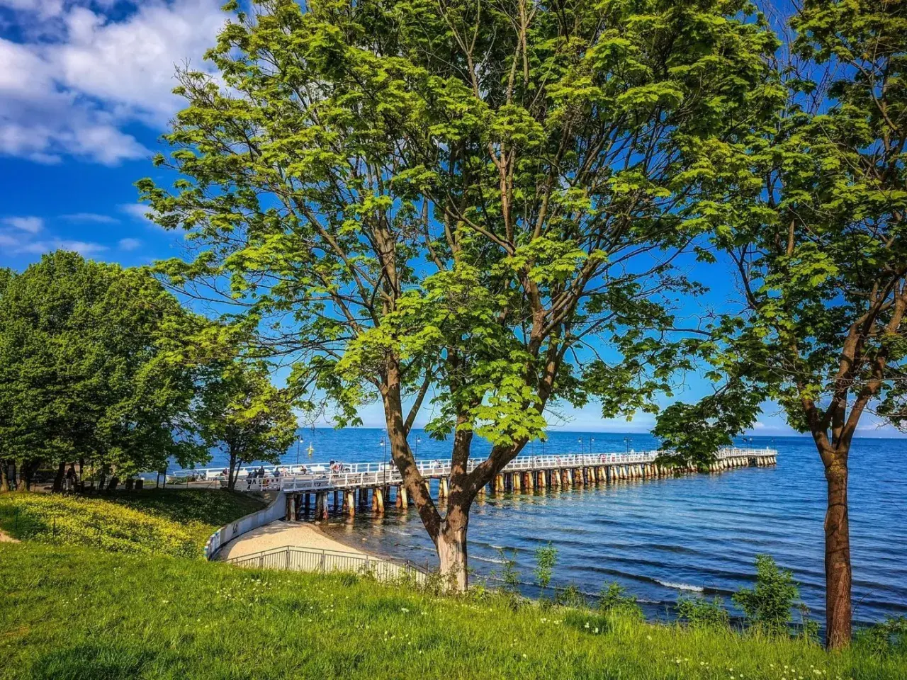 Gdynia atrakcje dla dorosłych: spacer po molo, relaks na plaży i piękne widoki na morze.