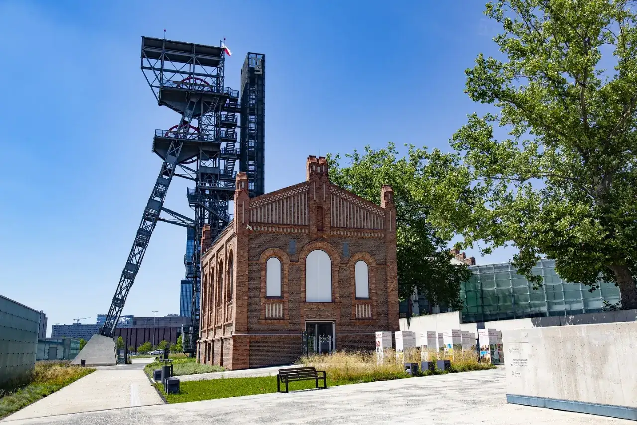Dawna wieża szybu kopalnianego i ceglany budynek tworzą nietypowe atrakcje Katowice.