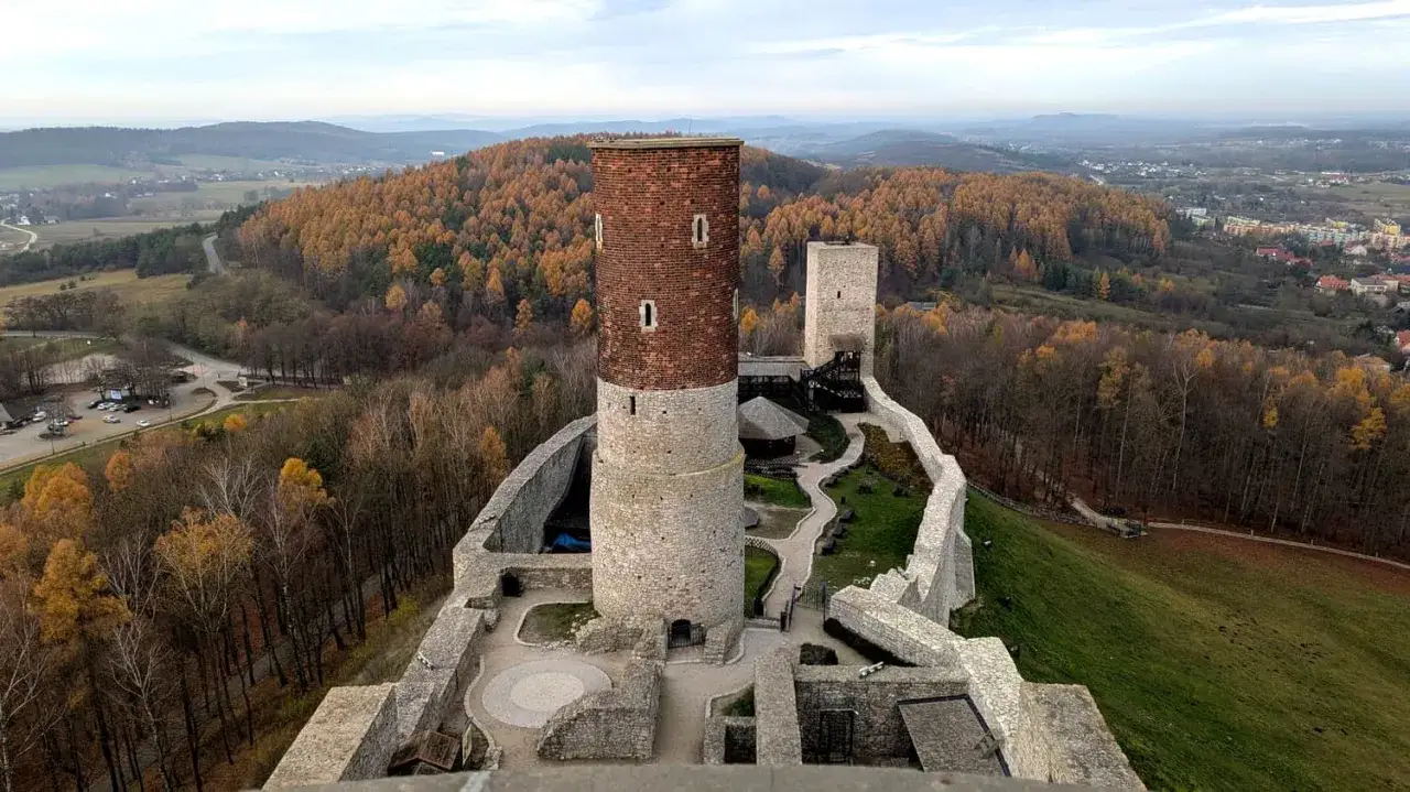Zamek w Chęcinach jesienią. Sprawdź cennik i zaplanuj zwiedzanie tej historycznej twierdzy.